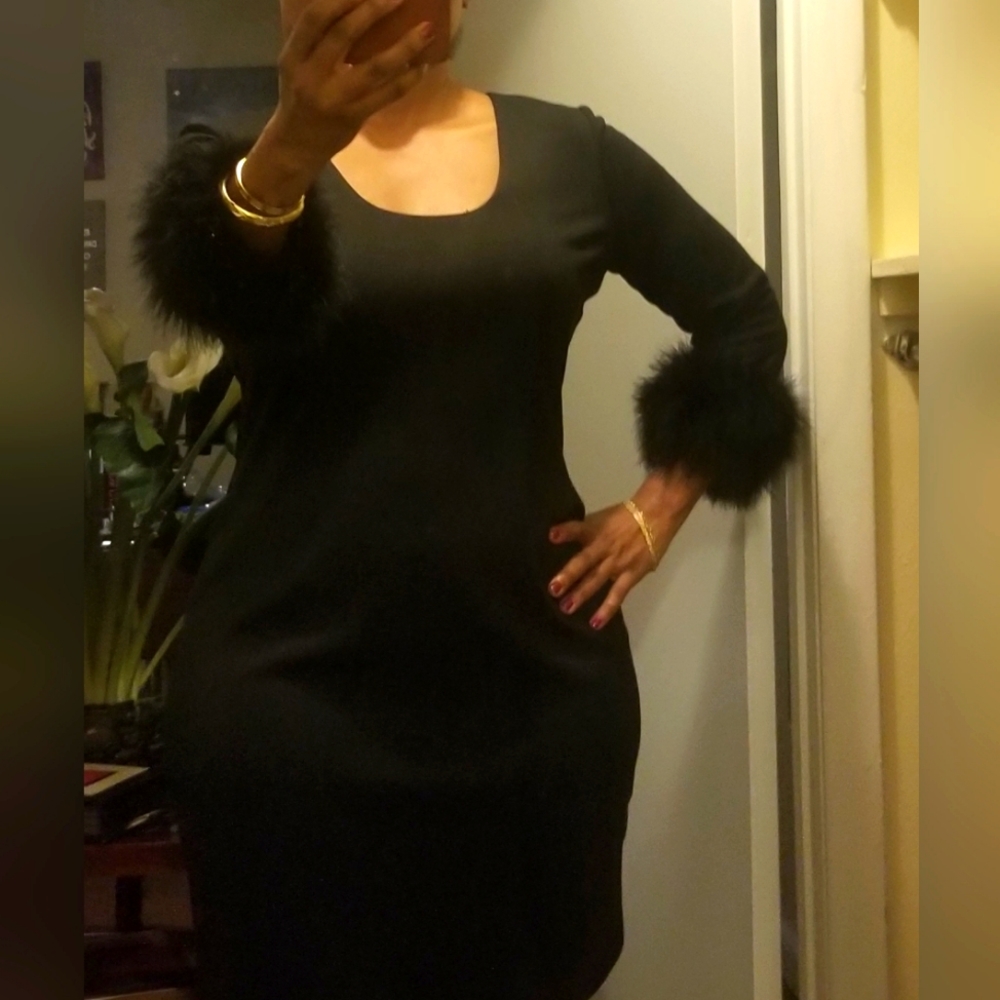 Black sheath dress with fur at the bottom of sleeves